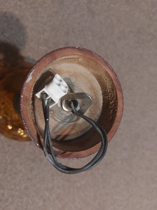 Stara lampa wisząca z kloszem w kolorze bursztynowym