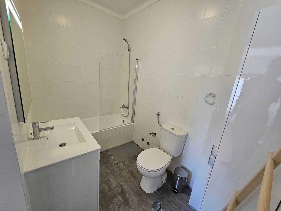 Quarto suite com varanda em apartamento remodelado e mobilado
