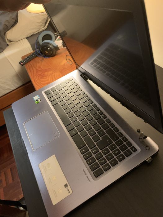 Portátil ASUS danificado