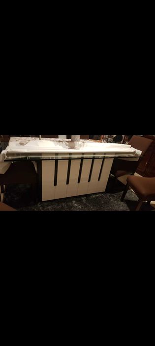 Mesa de vidro com 6 cadeiras e aparador