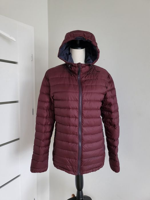 Lekka, puchowa kurtka w burgundowym kolorze.