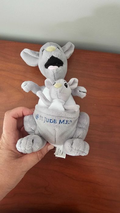 Boneco peluche canguru com bebé