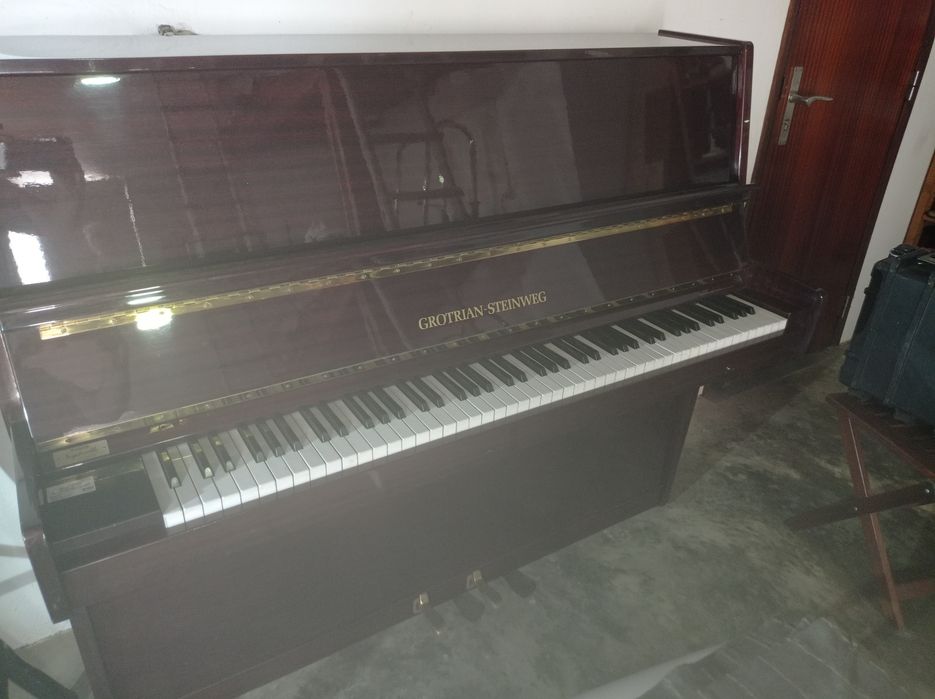 Piano vertical Grotian steinweg