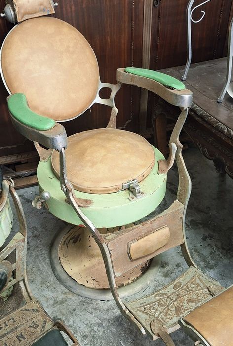 Cadeiras de barbeiro antigas