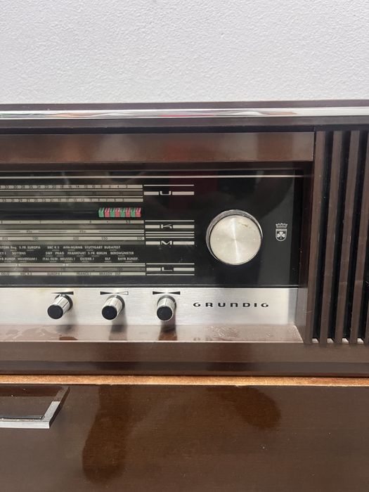 Móvel Rádio e Gira-Discos Vintage Grundig - a funcionar