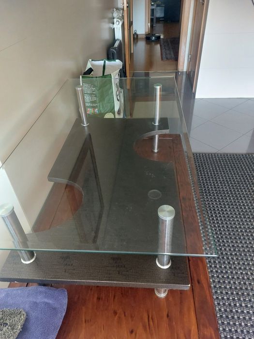 Mesa de vidro com pes madeira