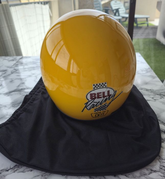 Capacete com saco de arrumação