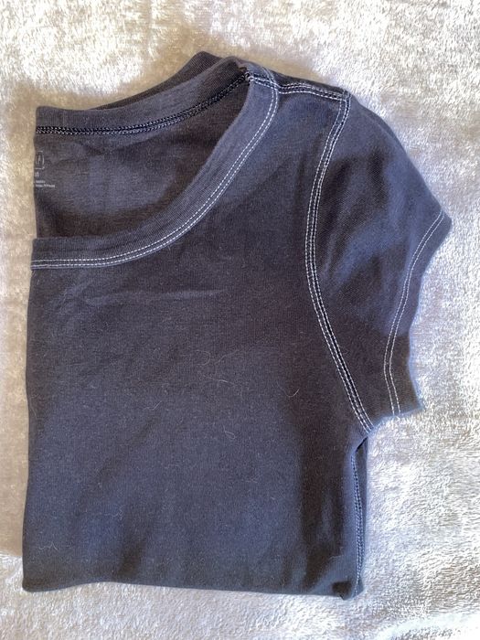 Czarna bluzka gap z biala nitka