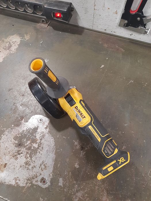 Szlifierka kątowa dewalt z walizką tsak