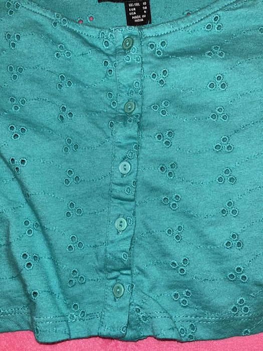 Top verde turquesa em bordado inglês