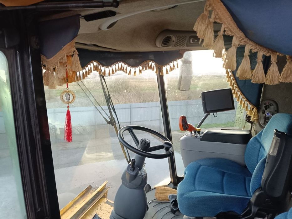 Комбайн New Holland CX8080