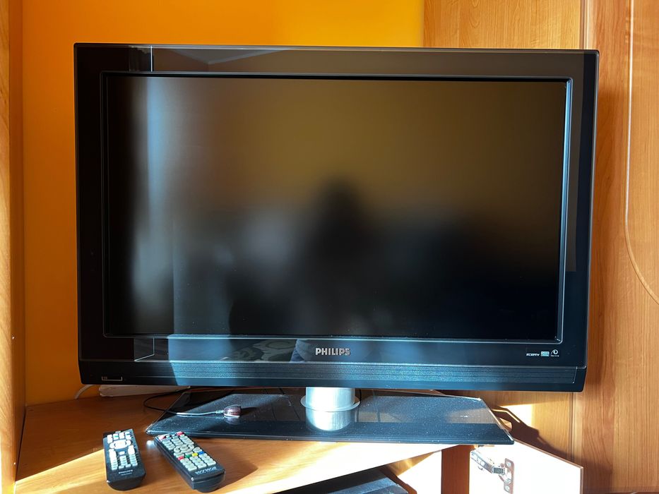Telewizor Philips + 2 piloty