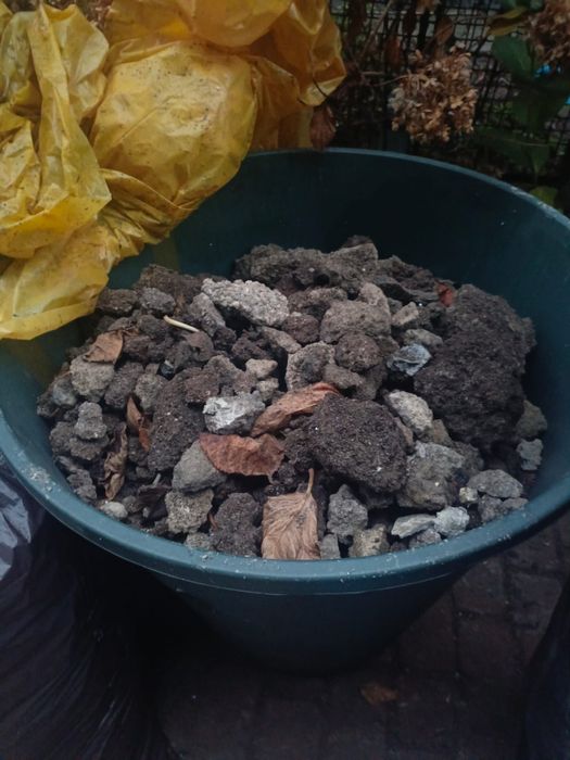 Oddam gruz i ziemię w workach (po wykopach)