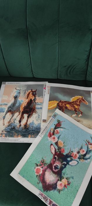 Oddam obrazki wykonane haftem diamentowym