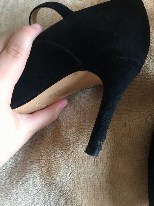 Sapato alto de veludo.