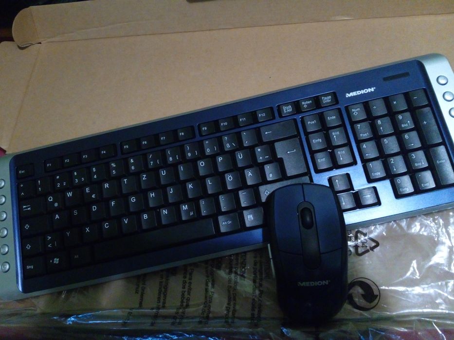 Безпровідна дистанційна клавіатура та миша  medion