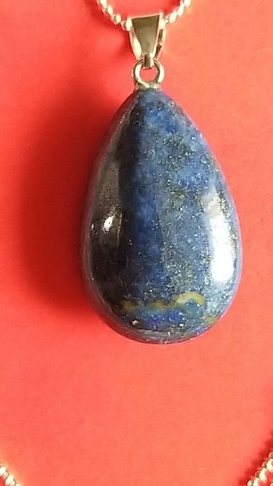Wisiorek z kamienia lapis lazuli.