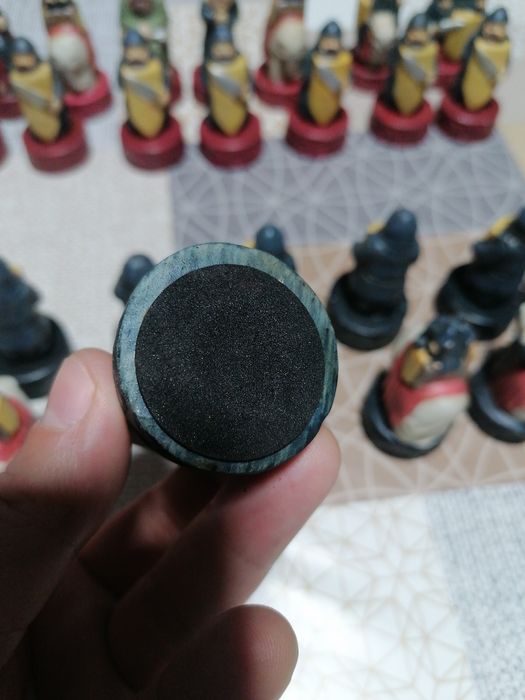 Peças de xadrez pintadas à mão