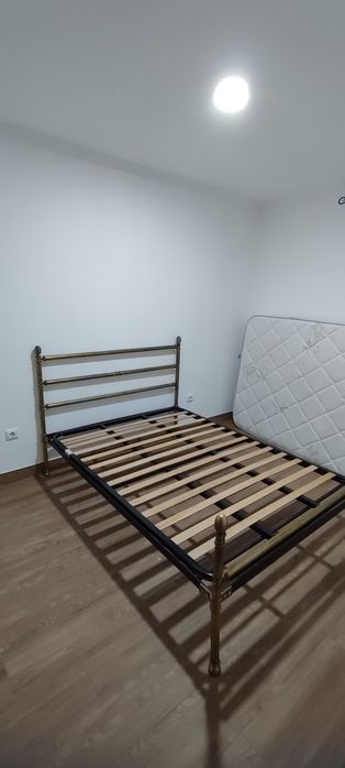 Cama em ferro dourada