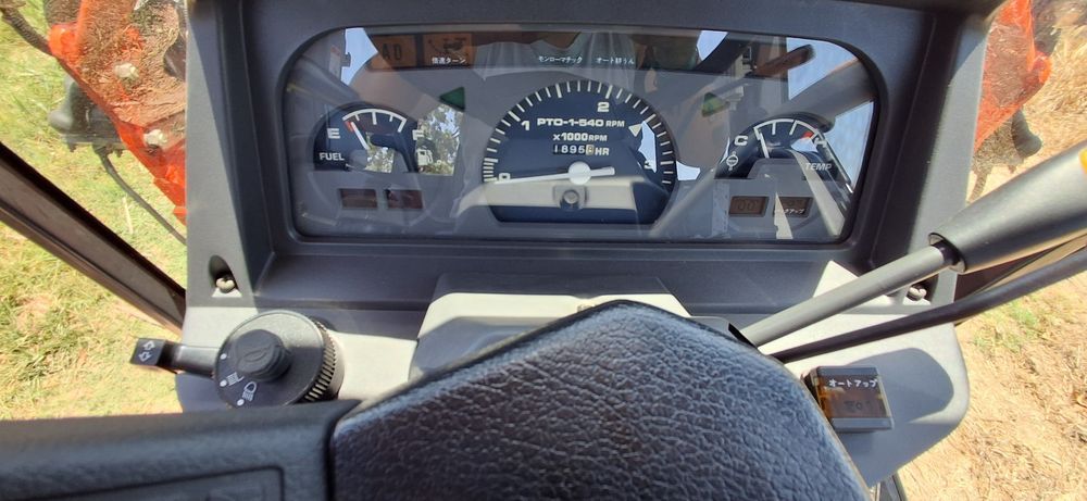 Tratror kubota cabinado com pa carregador frontal