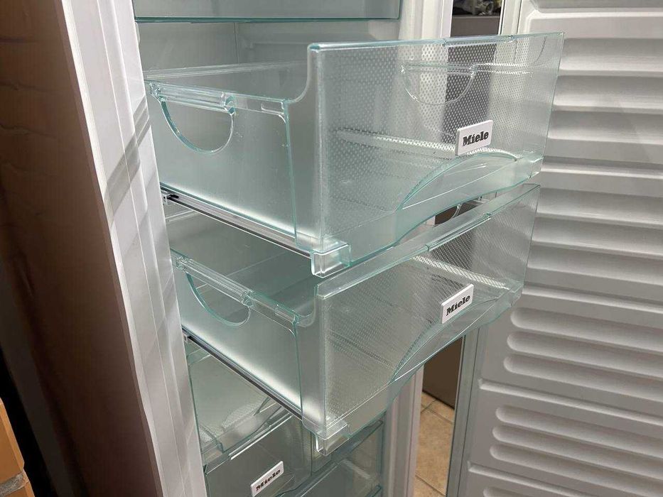 Вбудована преміальна морозильна камера
mod. FNS 37492  з Німечинни Б\В