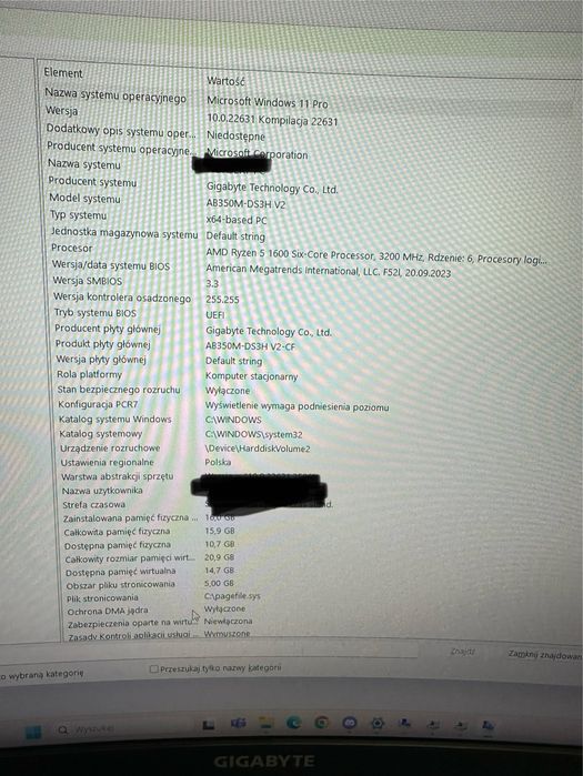 Komputer wraz z akcesoriami