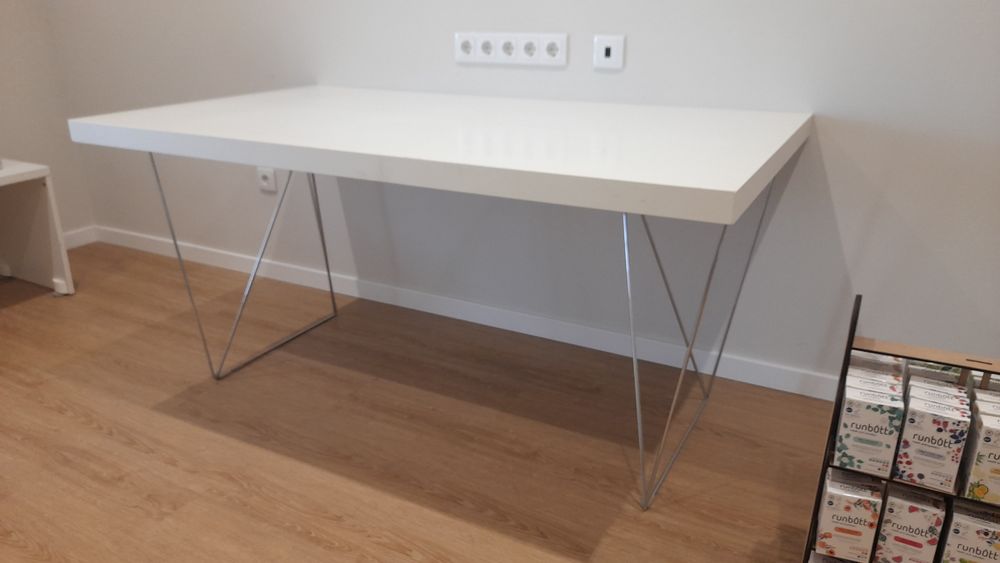 Mesa branca de sala