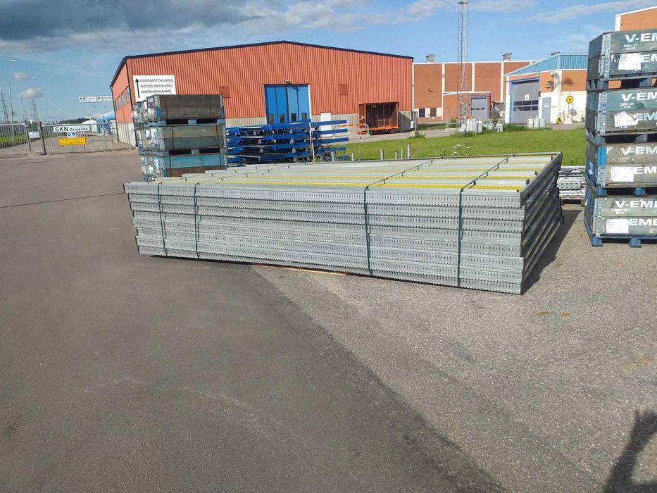 Regały rolkowe na pojemniki około 35m na 4.5m Faktura vat cena brutto