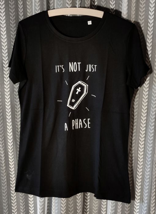 T-shirts "Não Era Apenas Uma Fase" pretas mulher II