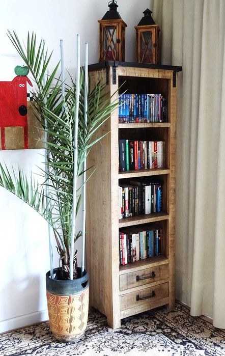 Kolonialna drewniana witryna / regał z litego drewna – śliczny