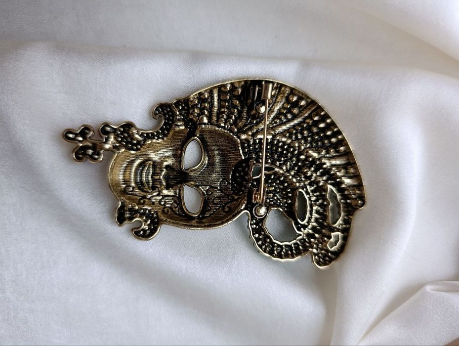 Цікаві великі  брошки карнавальна маска