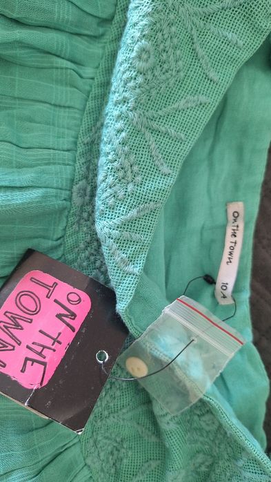 Saia nova com etiqueta para 10 anos.