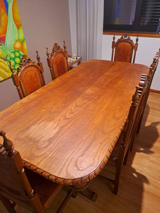Mesa e cadeiras de sala em madeira de castanho. Bonita lacada /verniz