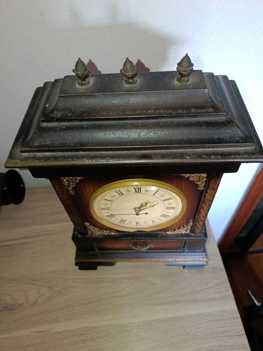 Relógio de Mesa Clássico em Madeira