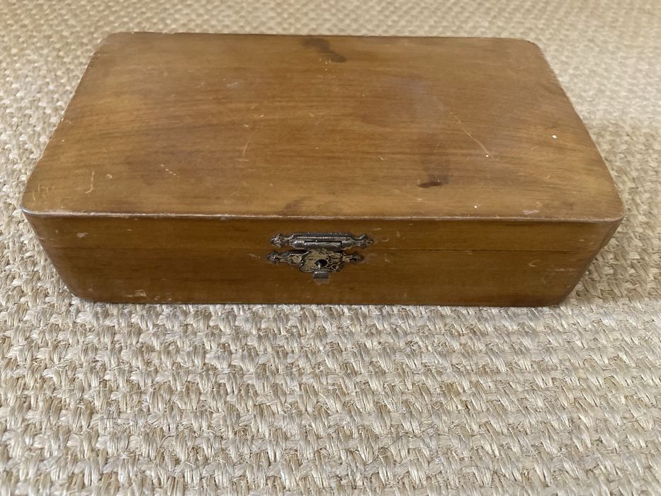 Caixa de madeira antiga com fecho