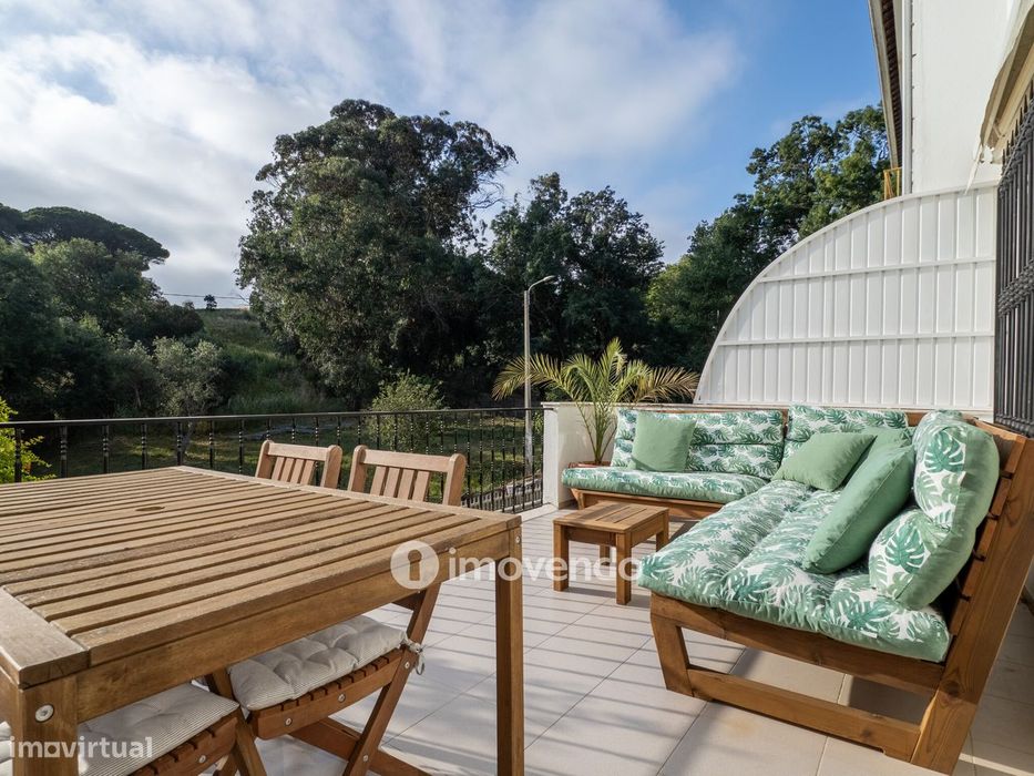 Moradia T6 com jardim, terraço e garagem, em Rio de Mouro