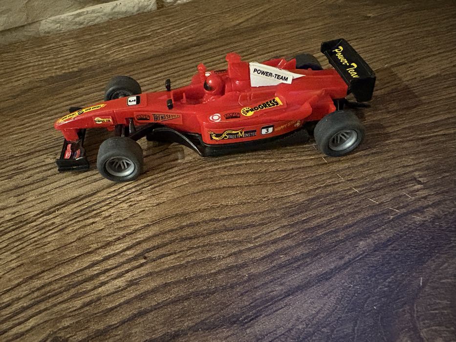 Autko formula napędzane sznurkiem.