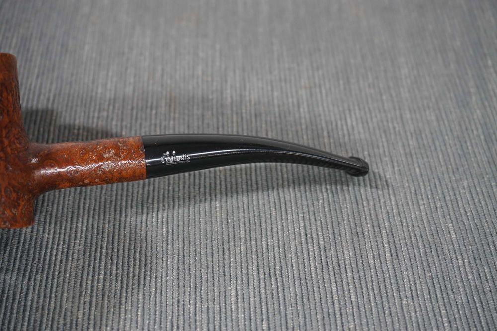 Bonito cachimbo em urze da marca Altadis, nunca usado (França)