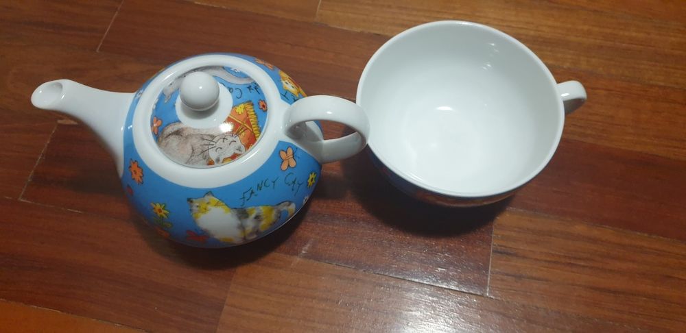 Bule com chávena novo