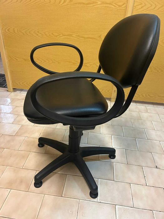 Cadeira preta regulável