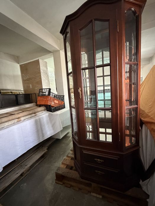 Vitrine em madeira