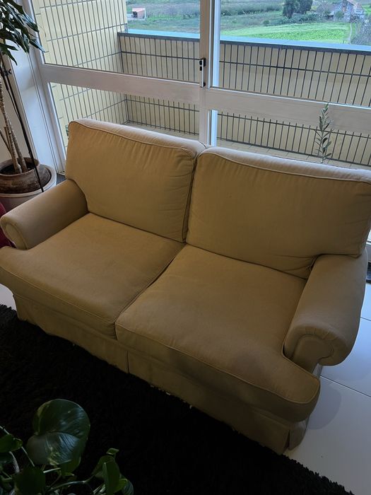 Sofá de três lugares