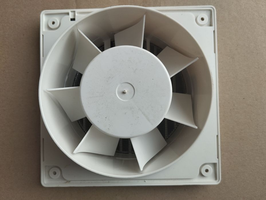 Вентилятор для вытяжки.