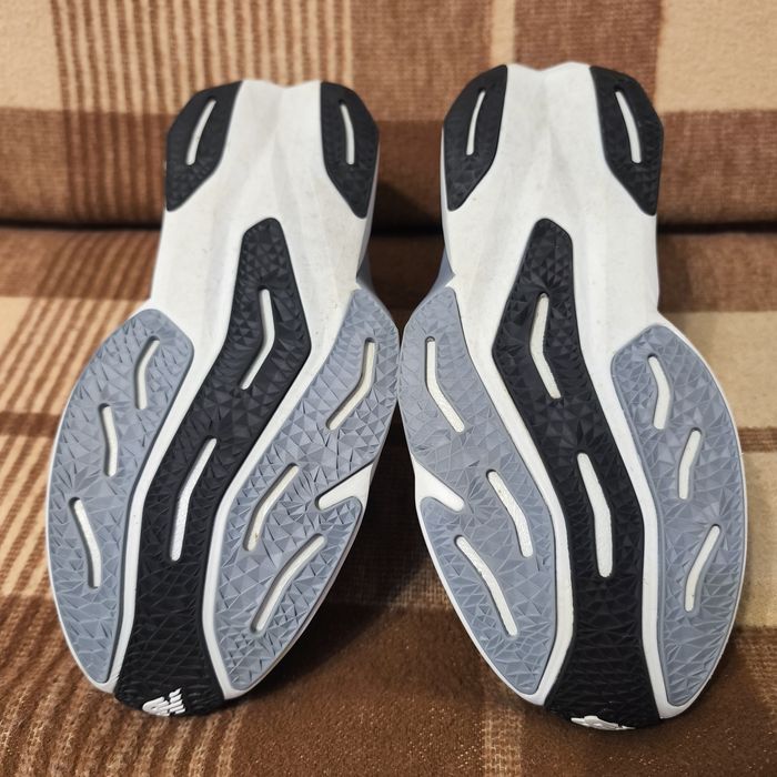 Чоловічі кросівки New Balance FuelCell Rebel v4
