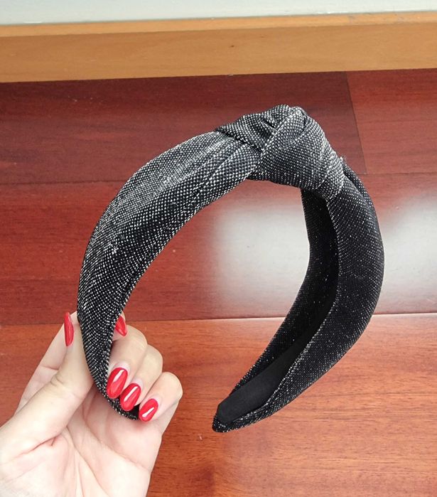 Fita de cabelo com brilhantes