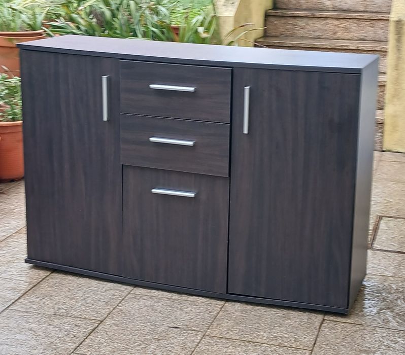 Vendo APARADOR MODERNO com 3 portas, prateleiras e 2 gavetas como novo