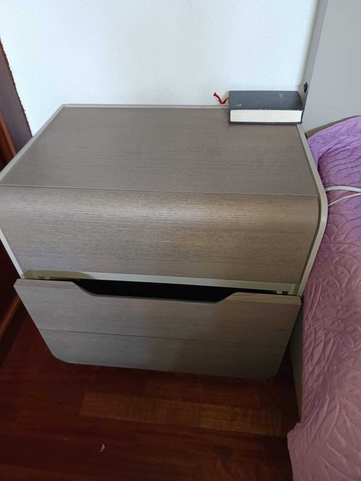 Cama e mesas de cabeceira