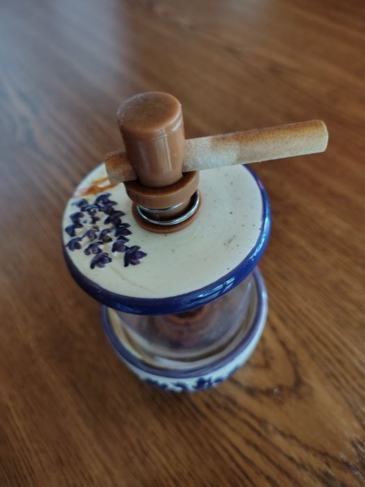 Porcelanowy młynek żarnowy do ziół ,pieprzu
