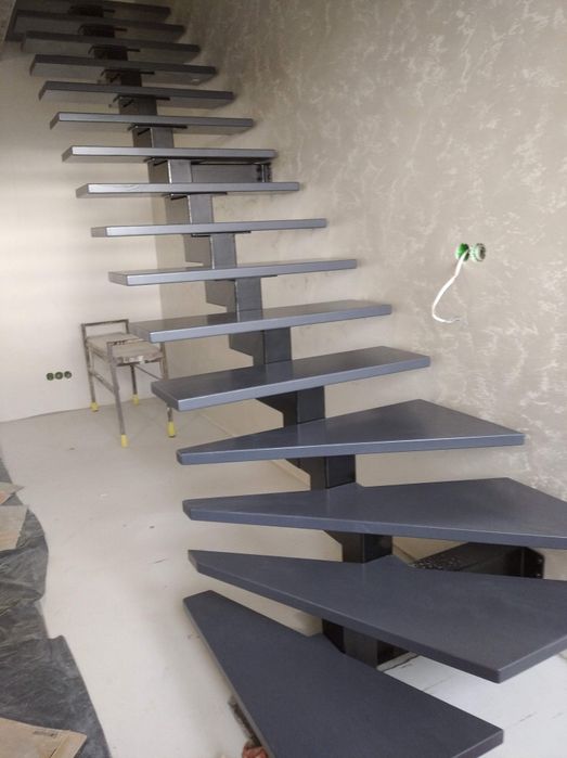 Сходи лофт металевий каркас сходів перила сходинки лестница драбина