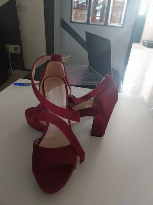 Sandálias vermelhas número 38